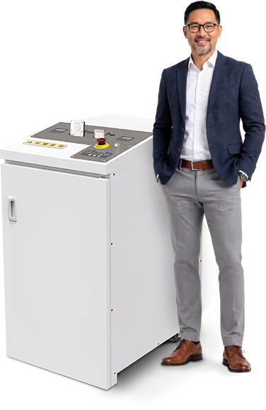 Fragmentadora Kostal KS-13120HD ao lado de uma pessoa para referência de tamanho
